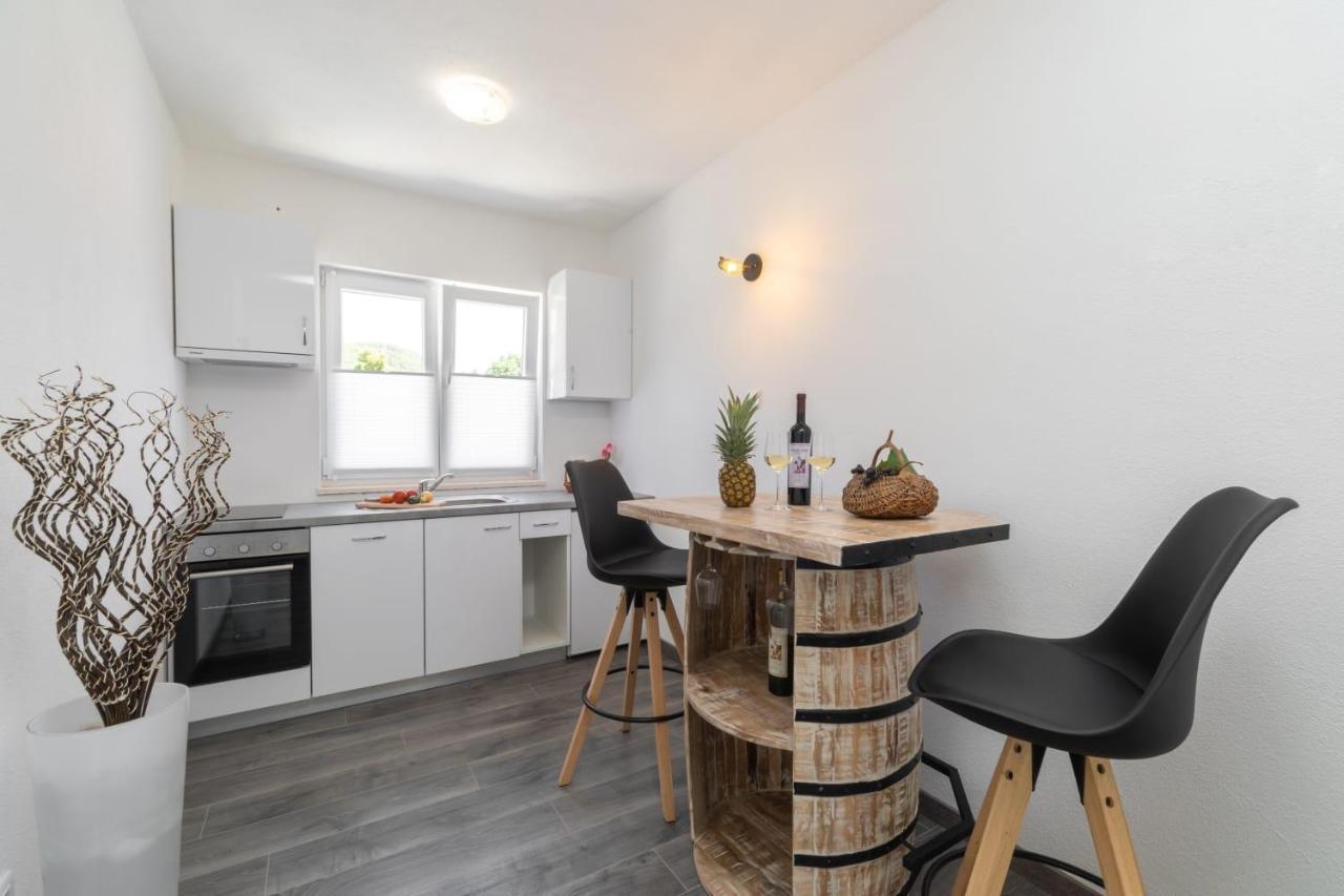 Maloa One Bedroom Apartment Smokvica  エクステリア 写真